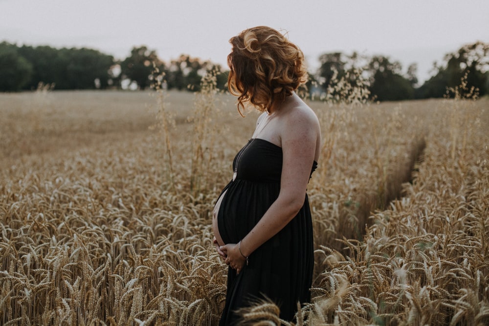 Femme enceinte dans les blés en séance photo grossesse à Auch