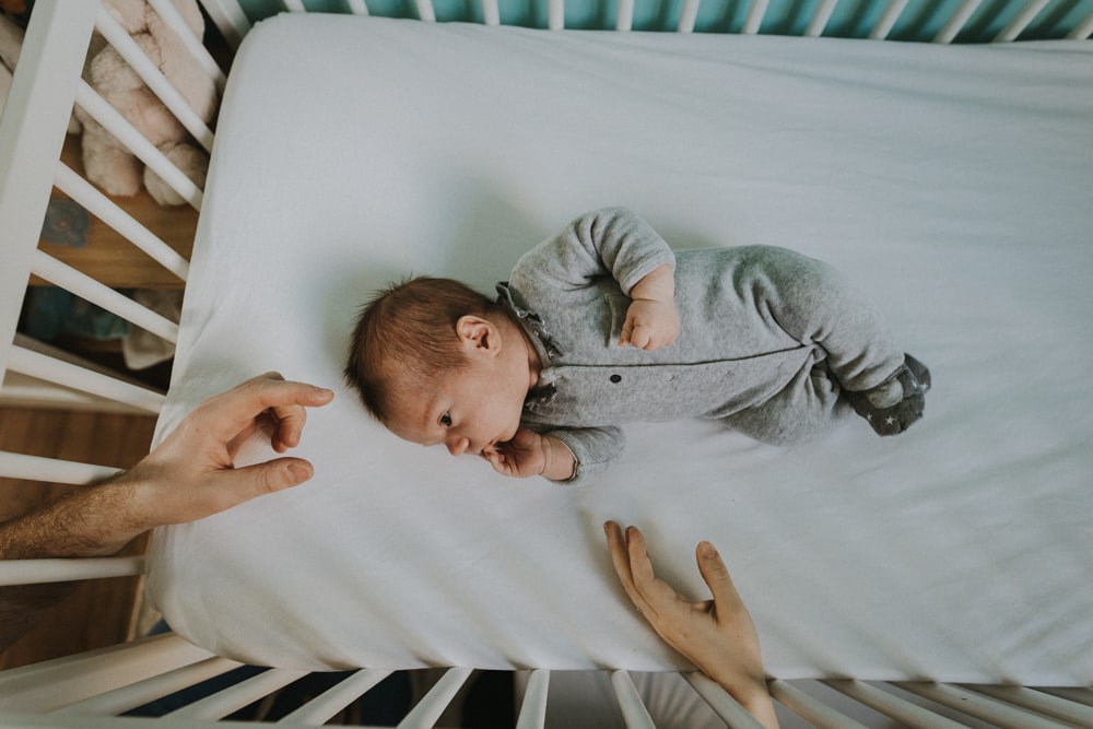 Bébé dans son lit, séance bébé à Toulouse, MGphotographies