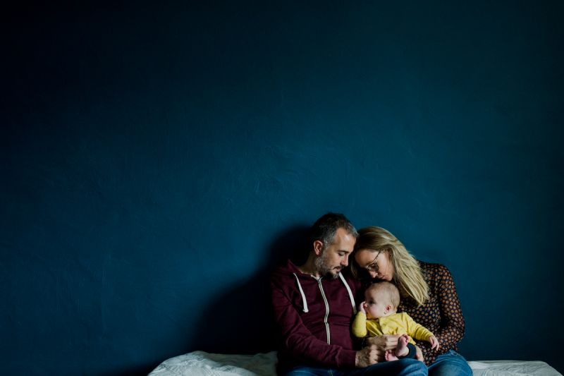 Tendre photo de famille parents et bébé à Vic Fezensac dans le gers