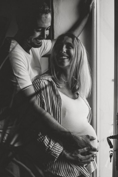 Deux amoureux autour de la grossesse en séance photo, à Vic Fezensac