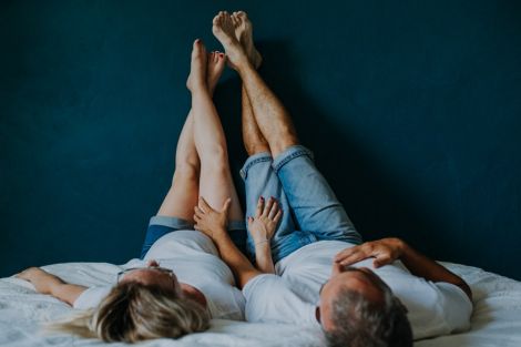 Deux amoureux et futurs parents bien cools en seance photo près de Auch dans le Gers