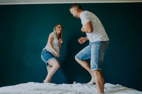 Séance photo grossesse : on joue on s'amuse à deux