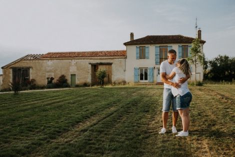 Tendrement enlacés, une grossesse heureuse dans son chez soi, dans le Gers