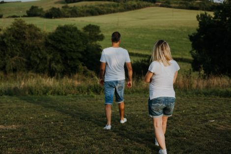 Seance photo de grossesse dans la campagne près de Auch