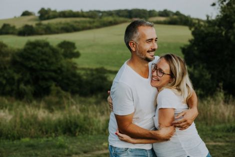 Deux futurs parents tout sourire dans les bras l'un de l'autre près de Auch dans le Gers