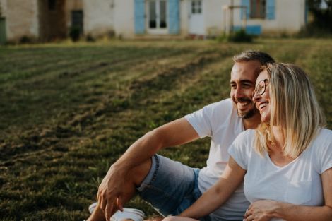 Amoureux et futurs parents assis côte à côte dans leur chez eux gersois