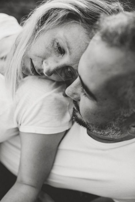 Portrait de deux futurs parents amoureux et l'un contre l'autre en séance photo grossesse