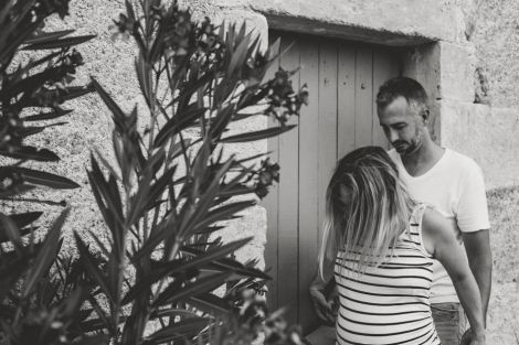 Femme enceinte et son compagnon près d'un laurier rose dans le gers