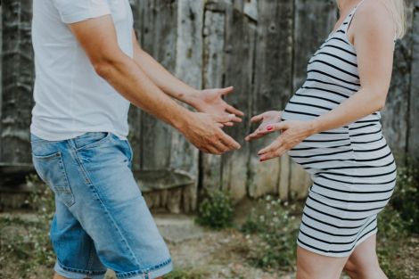 Se prendre dans les bras en seance photo de grossesse à Vic Fezensac