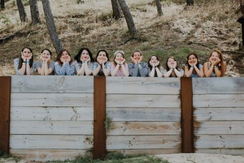 Dix copines avec la future mariée derrière un panneau de bois à Arcachon