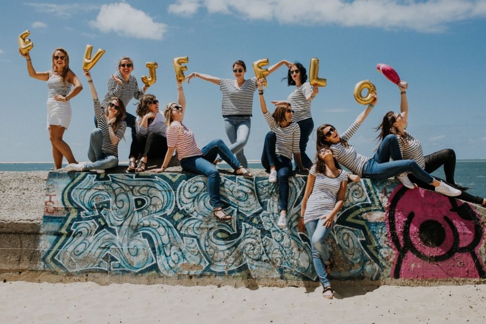 Dix copines en marinière pour son EVJF de folie, à poser sur un mur de graffiti à Arcachon dans les Landes
