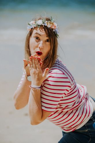 Future mariée en marinière rouge qui pose en Betty Boop sur la plage à Arcachon