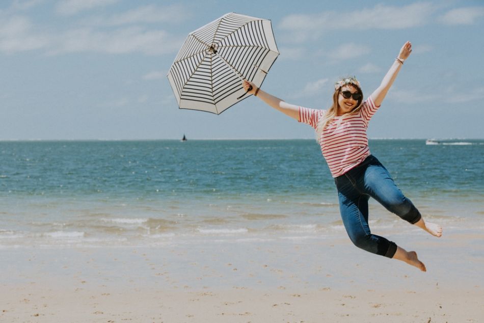 Future mariée en EVJF dansant avec son ombrelle sur la plage à Arcachon