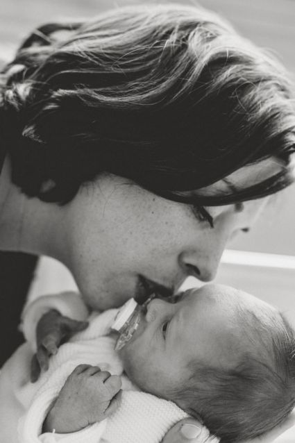 Maman embrassant tendrement son nouveau-né à la maternité de Auch