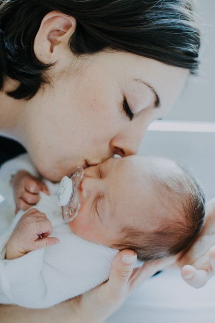 Maman embrassant tendrement son bébé à la maternité de Auch