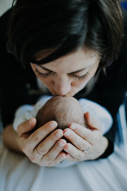 Maman et bébé dans ses mains à la maternité de Auch