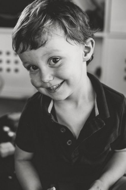 Portrait d'un petit bonhomme de 3 ans à Auch dans le Gers