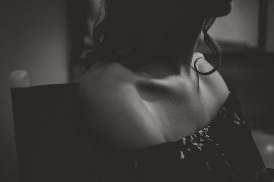 Détail du décolleté de la soeur de la mariée durant le maquillage à Auch dans le Gers