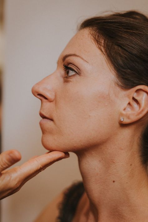 Profil de la mariée durant son maquillage à Auch dans le Gers