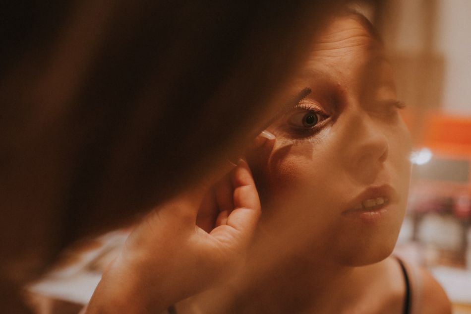 Un détail de l'oeil maquillé pour un joli mariage champêtre à Auch dans le Gers