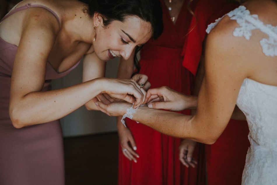 accrocher le bracelet sur mesure de la mariée, à Auch, Gers