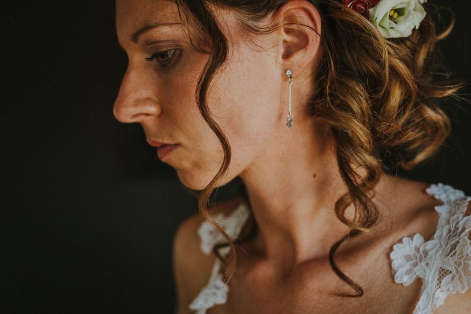 Préparatifs de la mariée, accrocher les boucles d'oreille, à Auch, Gers