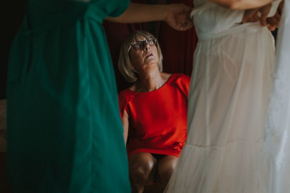 Préparatifs de la mariée, croisement de couleur et regarde de la maman, à Auch, Gers