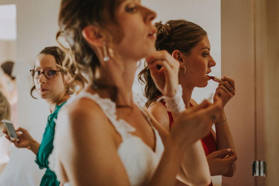 retouche rouge à lèvre de la mariée et sa soeur à Auch, Gers