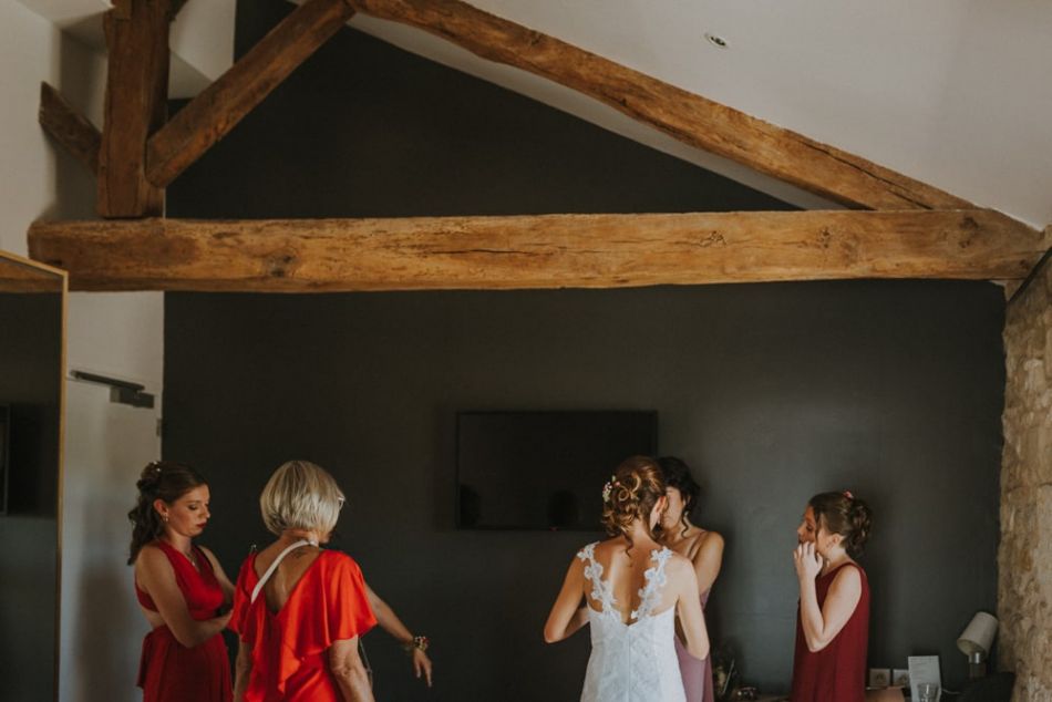 Préparatifs de la mariée dans une jolie chambre au domaine de Baulieu, à Auch, Gers