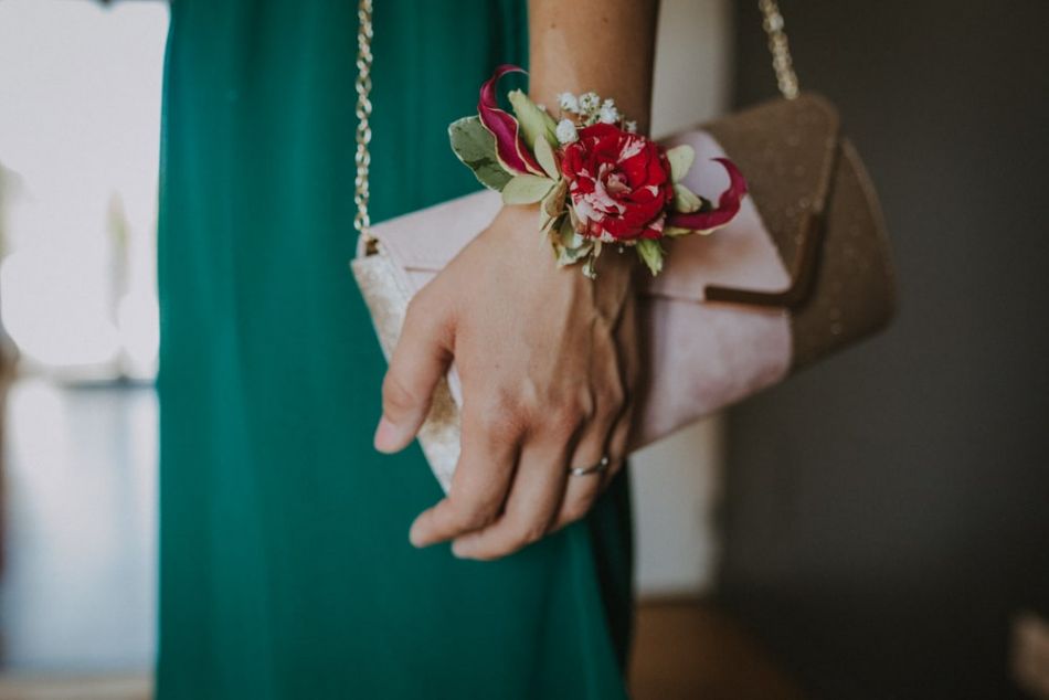 détail du bracelet en fleurs, des témoins, au domaine de Baulieu, à Auch, Gers