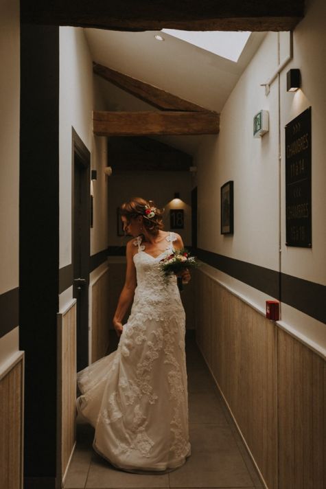 Préparatifs de la mariée, photo dans un joli couloir, au domaine de Baulieu, à Auch, Gers