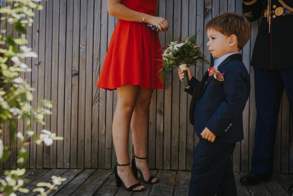 Un petit garçon pret pour le mariage de ses parents, Auch, Gers