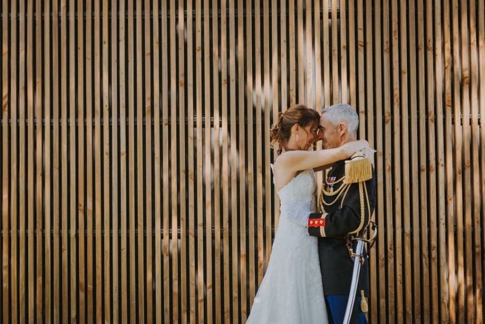 Les mariés s'enlacent dans le jardin du domaine de Baulieu, à Auch dans le Gers