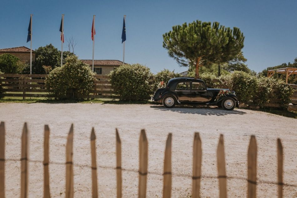 Vieille voiture des mariés au domaine de Baulieu à Auch, Gers