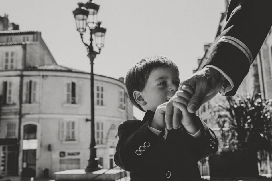 Petit bonhomme et son papa, mariage à Auch, à la mairie