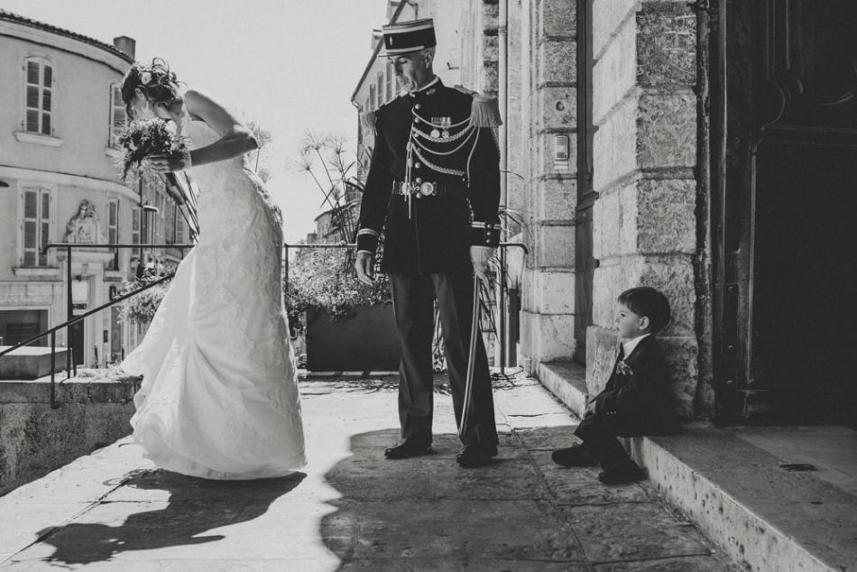 Les mariés et leur fils, sur les marches de l'hotel de ville, à Auch dans le Gers