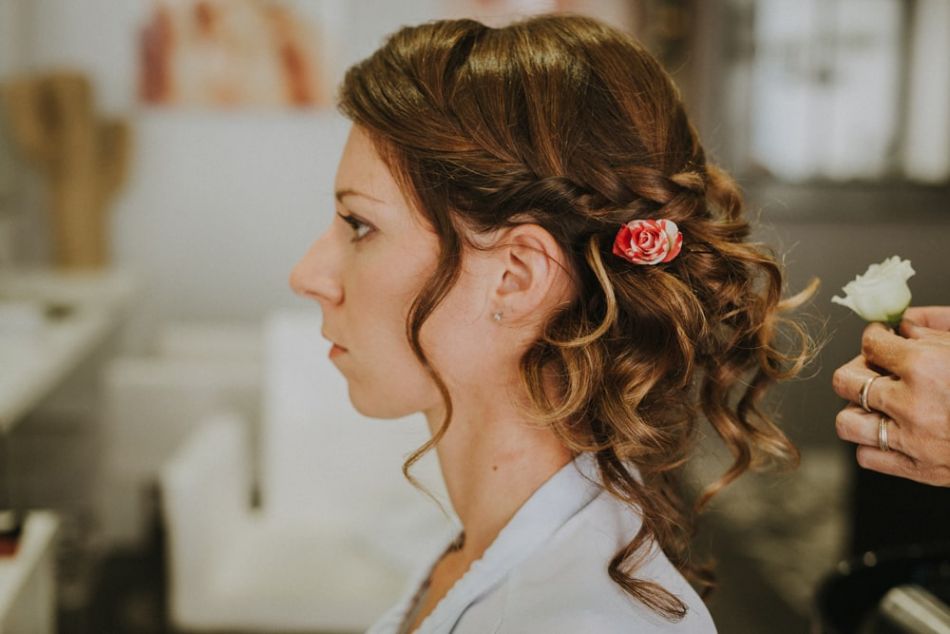 Coiffure de la mariée tresse lache, boucles, fleurs pour ce mariage champêtre à Auch dans le Gers