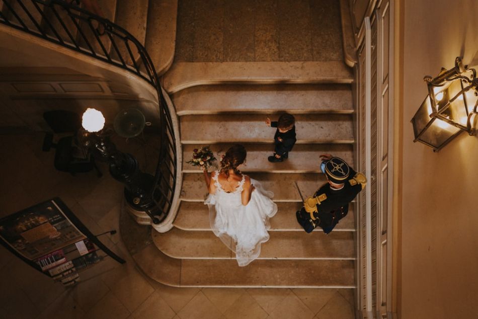 Les mariés et leur fils dans les escaliers intérieurs de la mairie de Auch, Gers