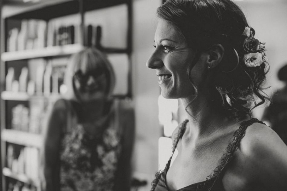 Sourire de la mariée coiffure terminée à Auch dans le Gers