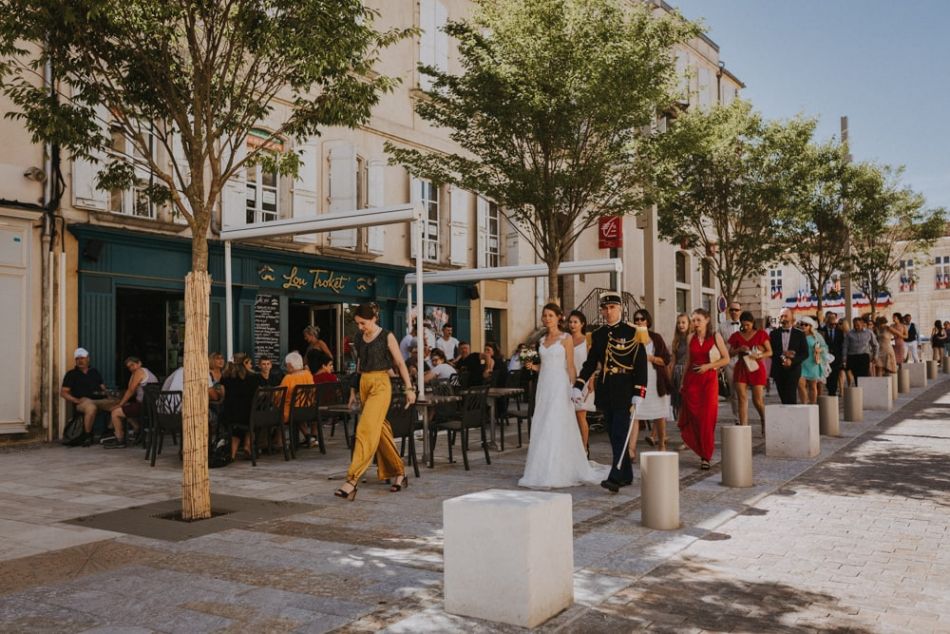 Les mariés en marche de la mairie à la cathédrale à Auch, dans le Gers