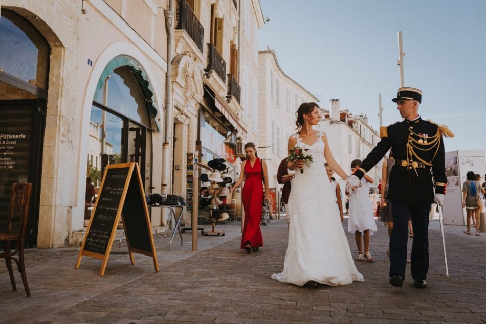 Les mariés en marche dans les rues de Auch, Gers