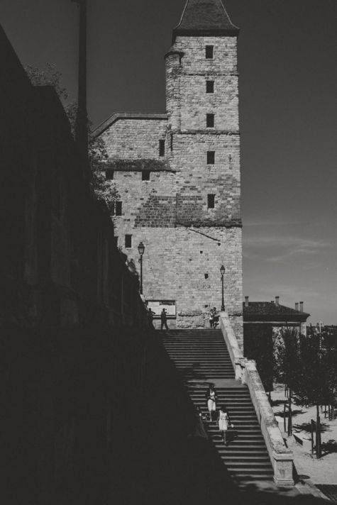 La vue de la tour du Trésor de la Cathédrale depuis les escaliers monumentaux, à Auch, dans le Gers