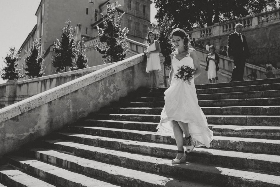Mariée descendant les escaliers monumentaux