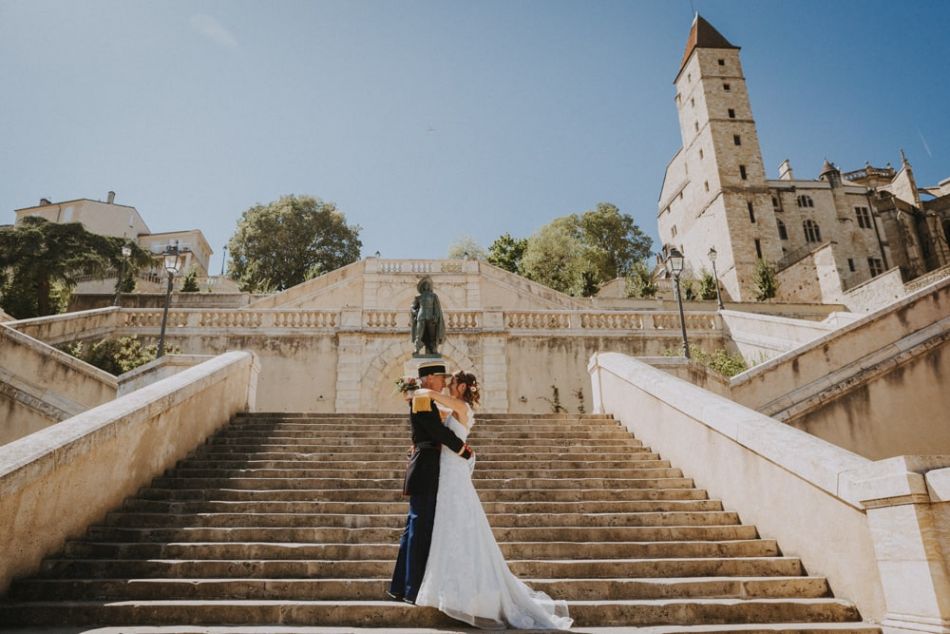 Les mariés sur les escaliers monumentaux devant la statue de D'Artagnan, à Auch,