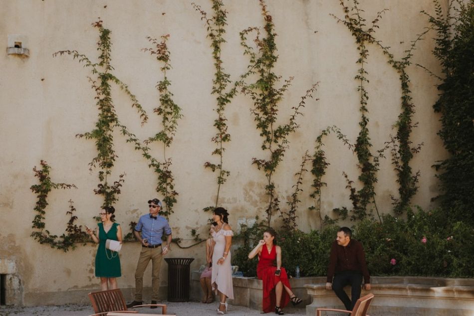 En attendant la mariée dans les escaliers monumentaux, à l'ombre, Auch, jour de mariage champêtre