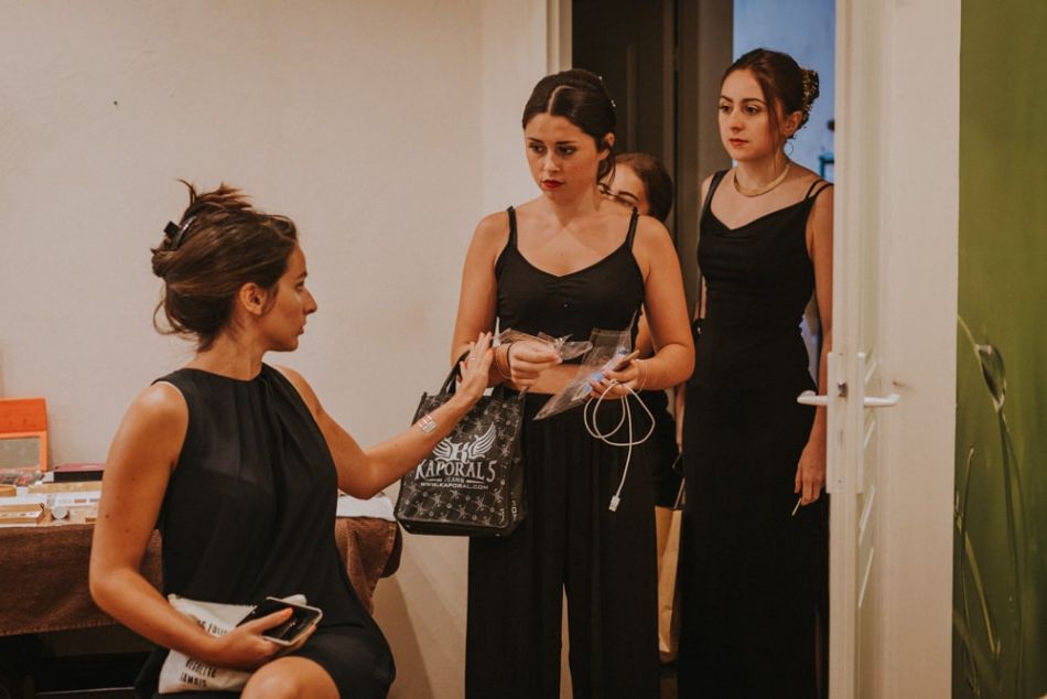 Jeunes femmes en noir, prêtes pour le maquillage à Auch dans le Gers