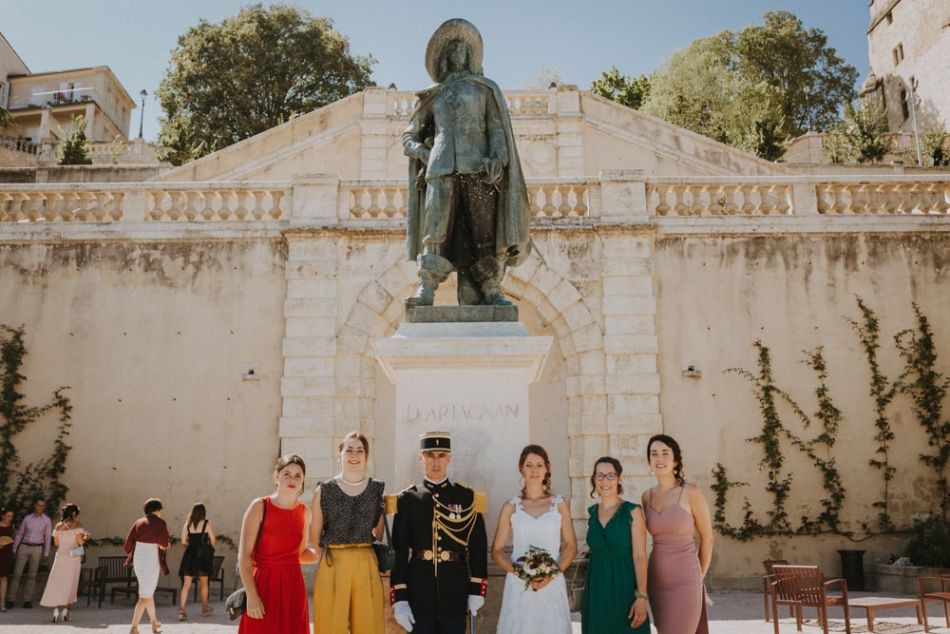 Photo de famille devant la statue de d'Artagnan dans les escaliers monumentaux, à Auch dans le Gers