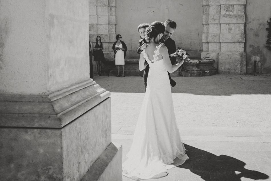 La mariée et son fils, dans les escaliers monumentaux à Auch, dans le Gers