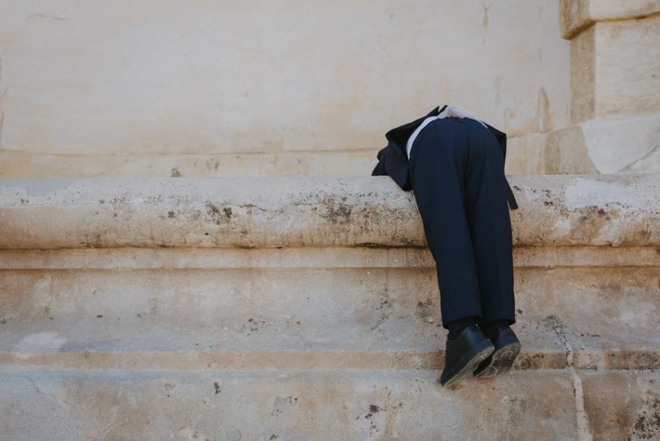 Photo de groupe dans les escaliers monumentaux, on a un distrait, à Auch dans le Gers