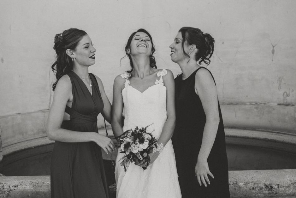 Photo de filles autour de la mariée, dans les escaliers monumentaux à Auch, Gers